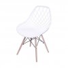 biela plastová stolička s drevenými nohami