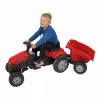 chlapec na šliapacom traktore s vozíkom