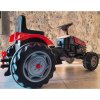 malý červený traktor