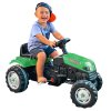chlapec šoféruje traktor