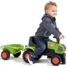 dieťa sa vozí na traktore
