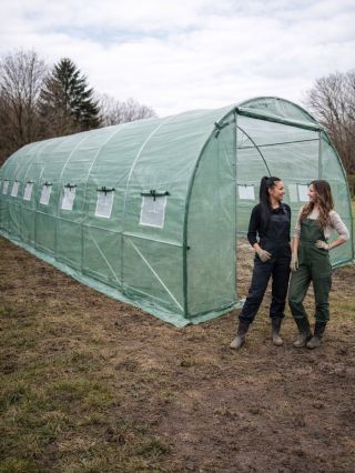 Naše dievčatá si svoj fóliovník už postavili. Konštrukcia stojí pevne, fólia je napnutá, vetracie okná pripravené. Zostáva...