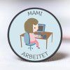 MAMI ARBEITET 1024x1024 01