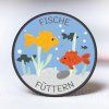 FISCHE FÜTTERN 1024x1024 01