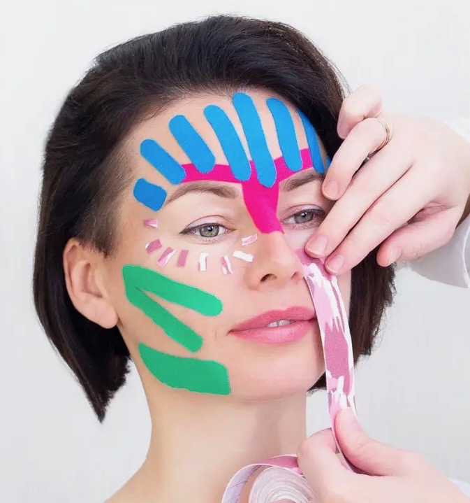 Nelekněte se, mládnu. Jak funguje nový trend tejpování obličeje