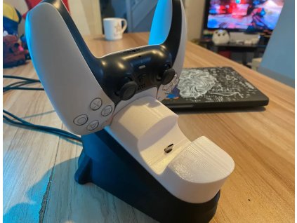 herni-stojan-ps5-s-nabijeckou-3d-tisk-pla