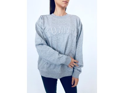 Tommy Hilfiger Logo Grey stylová Oversized Fit mikina s originálním vystouplým nápisem Tommy