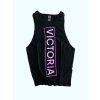 Victoria's Secret Sport Black stylové černé tílko s růžovým nápisem Victoria