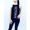 Victoria's Secret Sport Black stylové černé tílko s růžovým nápisem Victoria