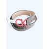 Calvin Klein Crew Logo stylový hnědý pásek s červeným logem a nápisy CK po celém obvodu