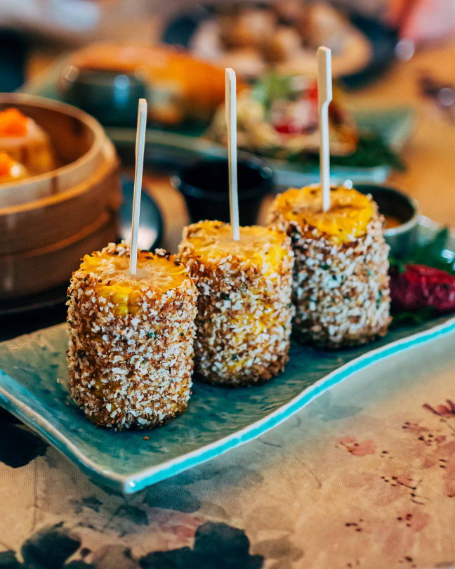 delicacy for vegetarians – grilled corn with Indian spices and beetroot tartare