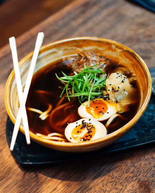 ramen s trhaným kachním masem, vařeným vejce a nakládaným zázvorem