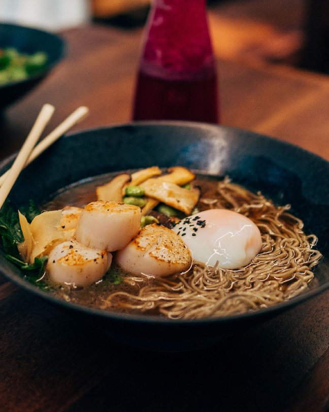 specialita Týdne asijských polévek – telecí shoyu ramen se svatojakubskými mušlemi a
        lanýži