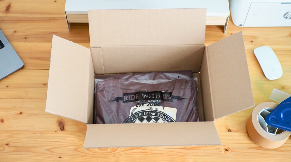 Ako balíme objednávky v SIDE ROAD MotorShope - Tričko vo fólií