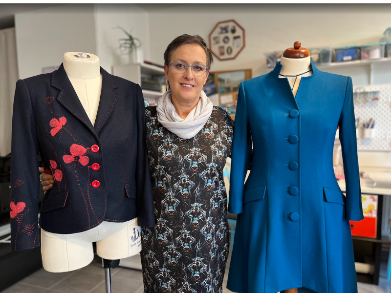 Lektorka v ateliéru s hotovými oděvy