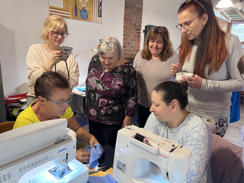 Účastnice šicího víkendu u šicího stroje