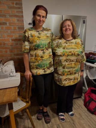 Důkaz, že dva chlapi tu mají na kurzu skvělý ženský! Tohle jsou trička pro ně!