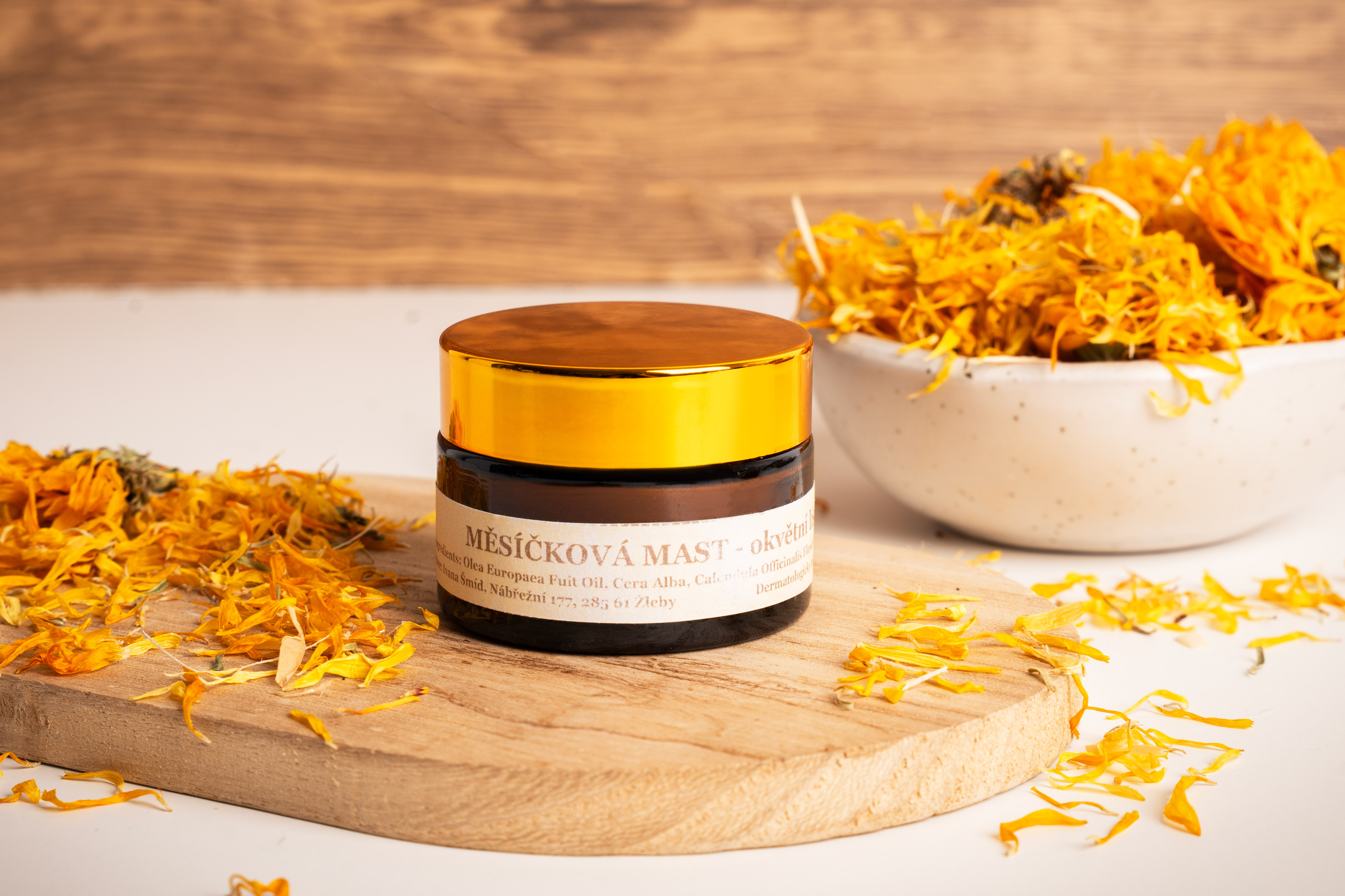 Měsíček na plocho sám