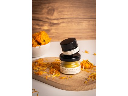 MĚSÍČKOVÁ MAST - květ s kalichem