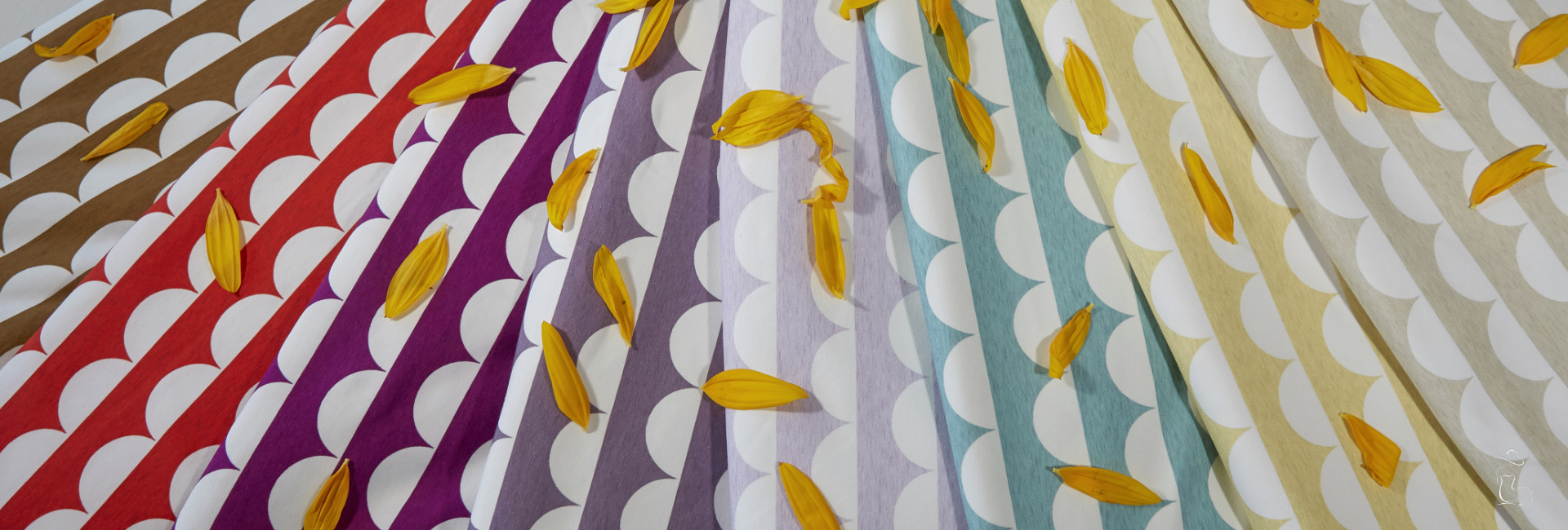 Detail rozložených látok úplet s motívom minipolkruhov