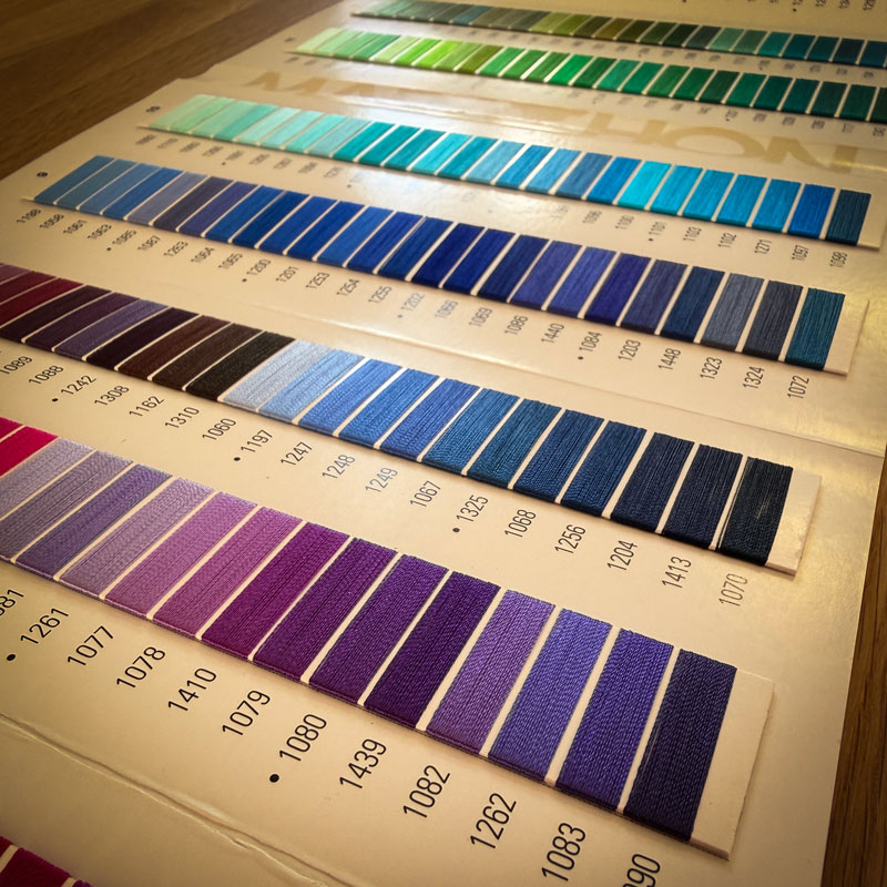 Barevná paleta nití na strojní vyšívání
