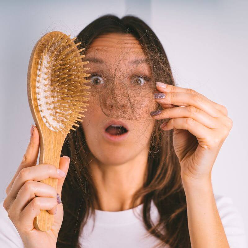 co způsobuje padání vlasů