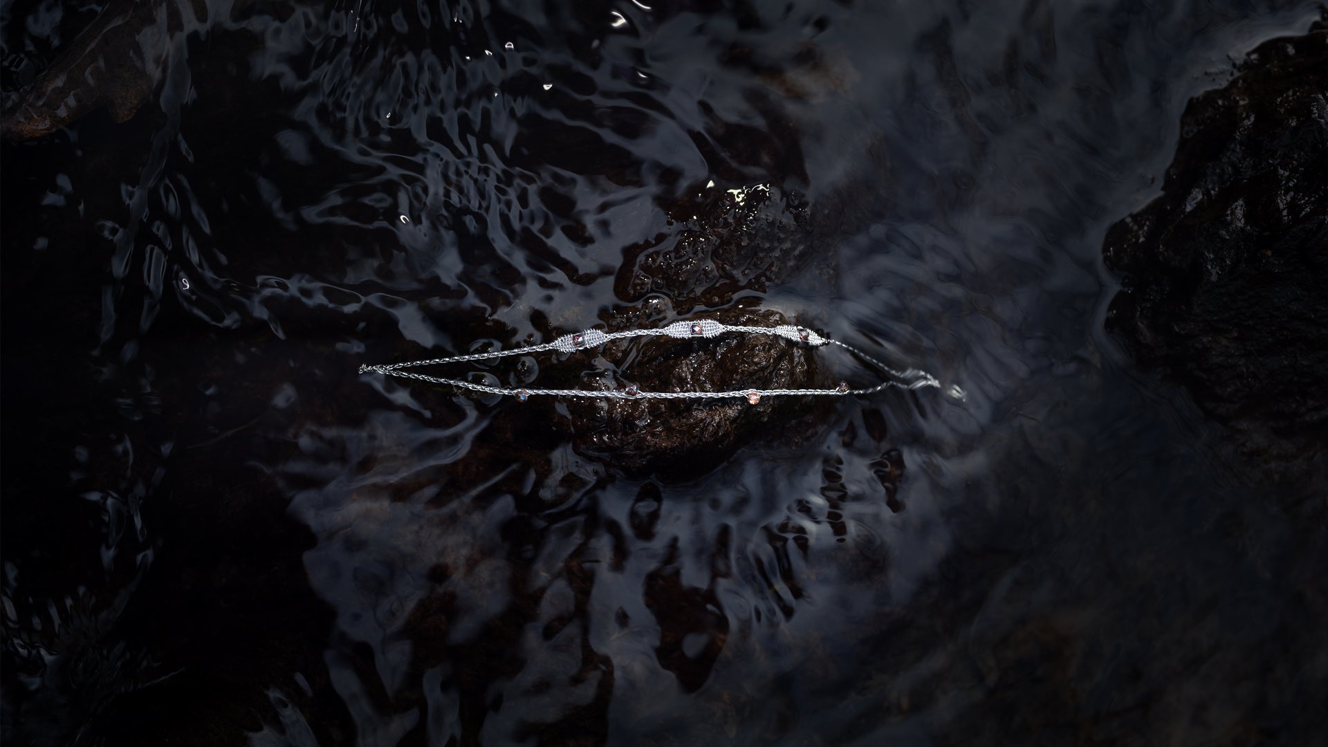 Něžný náramek je paličkovaný stříbrnými metalickými nitěmi a doplněný o skleněné korálky. Zapínání je z chirurgické oceli. Každý náramek vzniká jako naprostý originál, proto se může drobně lišit tvarem i délkou od náramku z ilustrační fotografie. Vyrobená