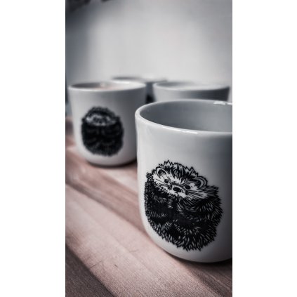 Porcelánový kalíšek s ježkem