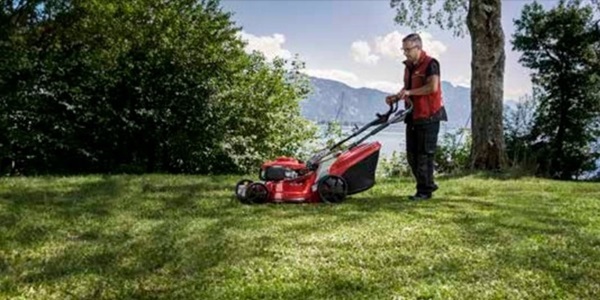 Ako si vybrať záhradnú kosačku