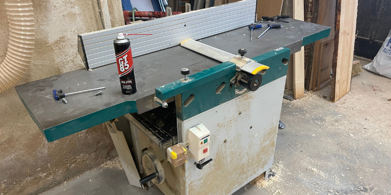 Servis a nastavenie porovnávacej a hrúbkovacej frézky Rojek