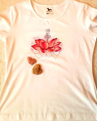 Ručne maľované tričko s lotosovým kvetom ✨🪷😁 #simiart #lotosovýkvět #lotus #lotosovykvet #lotosovýkvet #lotusflower...