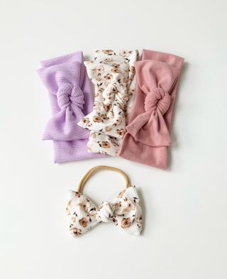 Pár mašliček 🌸 Jedna nová žebrovaná s hnědými květy. Slibovala jsem pár nových jarních vzorů, nakonec mám nové jen tyto...