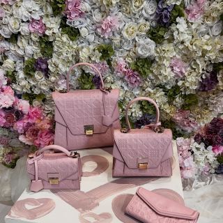 Připravili jsme pro vás kouzelné valentýnské slevy na růžové kabelky a deštníky se srdíčky – nechte se okouzlit láskou a...