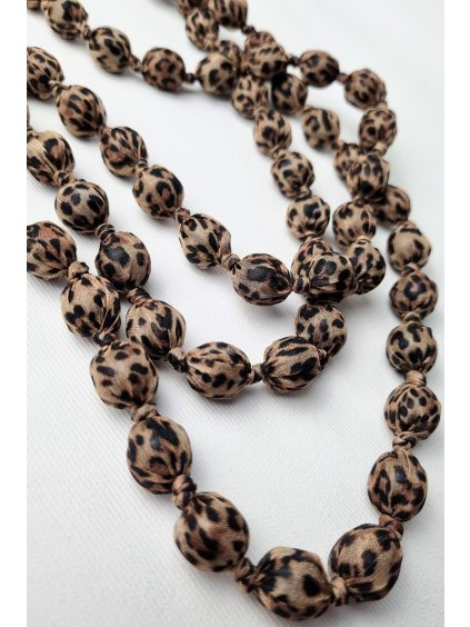 Korále spojené látkou leopard světlý III