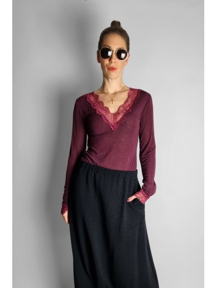 Top Plum s výstřihem do V