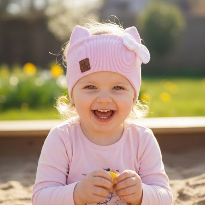 Měkoučká žebrovaná čelenka s kočičími oušky udrží uši vašeho děťátka v teple a vykouzlí ten nejroztomilejší úsměv. Na...