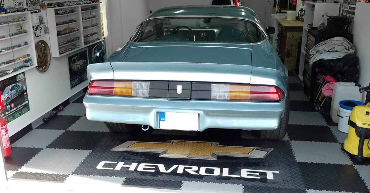 Garáž z podlahových dlaždic pro Camaro '78