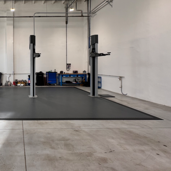 Realizace vinylových platforem SimpleJack Triton v autoservisu AutoESA Ostrava – snímek 3