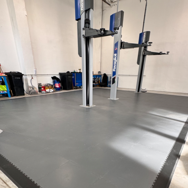 Realizace vinylových platforem SimpleJack Triton v autoservisu AutoESA Ostrava – snímek 8