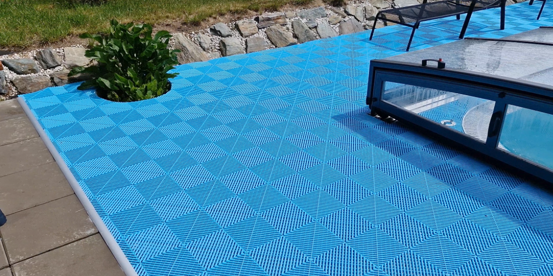 Terasová dlaždice Dagoba aqua modrá u bazénu