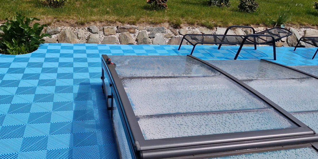 Terasová dlaždice Dagoba aqua modrá u bazénu