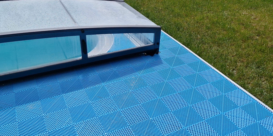 Terasová dlaždice Dagoba aqua modrá u bazénu
