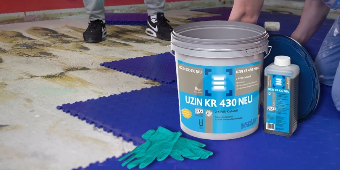 Řemeslník fixuje podlahové díly lepidlem Uzin KR 430