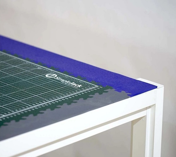 Modelářská podložka na stůl SimpleJack Grid zelená na pracovním stole