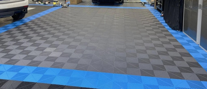 Plastová zátěžová dlažba SimpleJack v autodílně