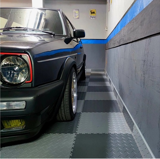 Auto na vinylové podlaze SimpleJack v šachovnicovém stylu