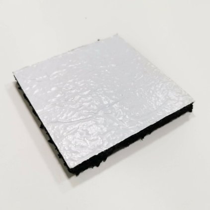 Gumová podložka s ALU folií pod konstrukci fotovoltaické elektrárny na střechu s hydroizolací z PVC fólie FLOMA UniPad ALU - 20 x 10 x 1 cm