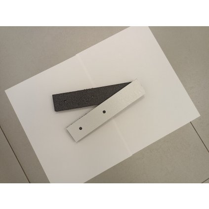 Gumová podložka s ALU folií pod konstrukci fotovoltaické elektrárny na střechu s hydroizolací z PVC fólie FLOMA UniPad ALU - 30 x 6 x 1,5 cm