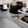 Vinylová podlahová dlaždice pro komerční prostory SimpleJack Caladan - Sauda Grey realizace prodejna a komerční prostory