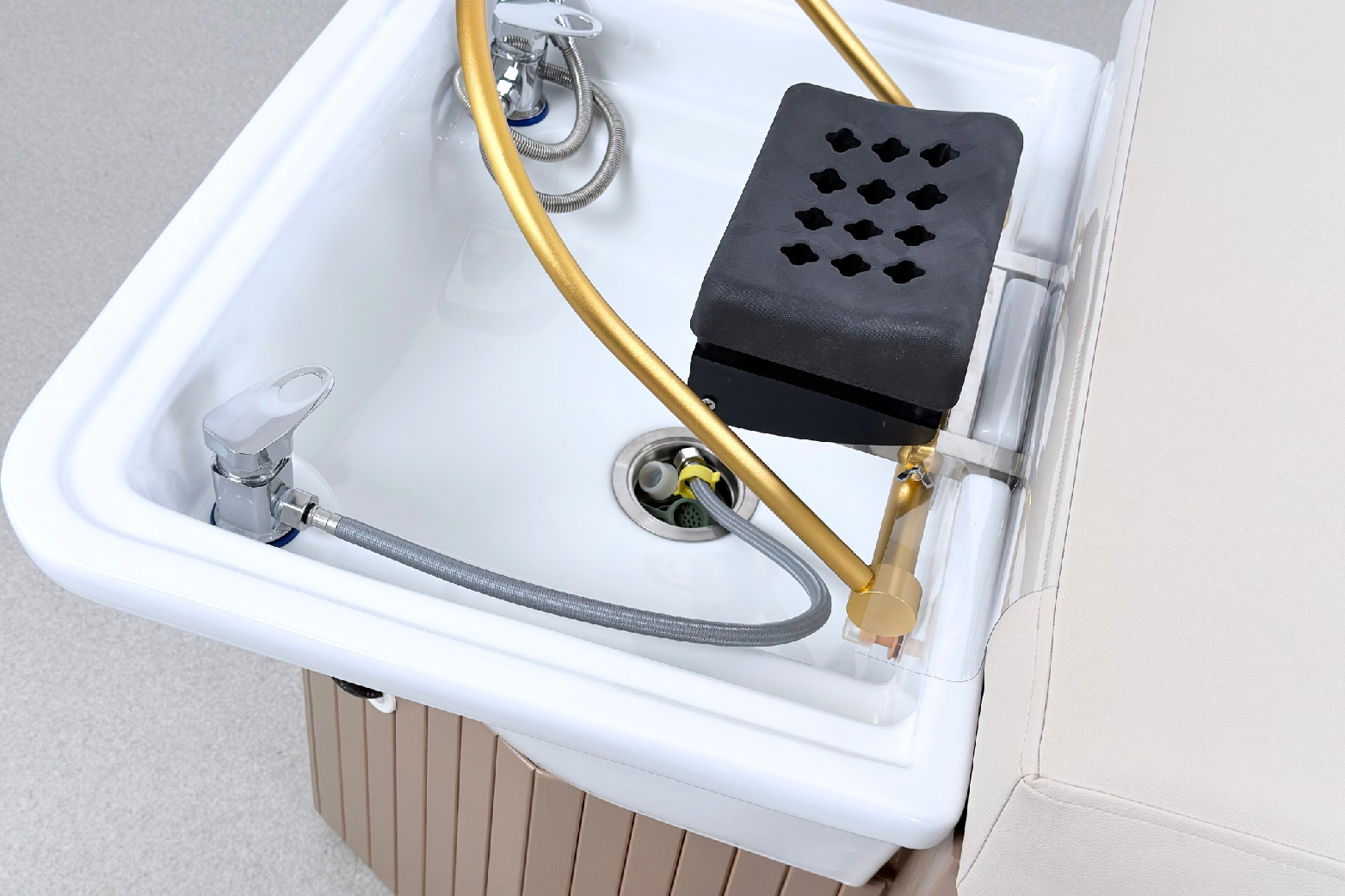 Head Spa Calm detail with gold washing ring and headrest